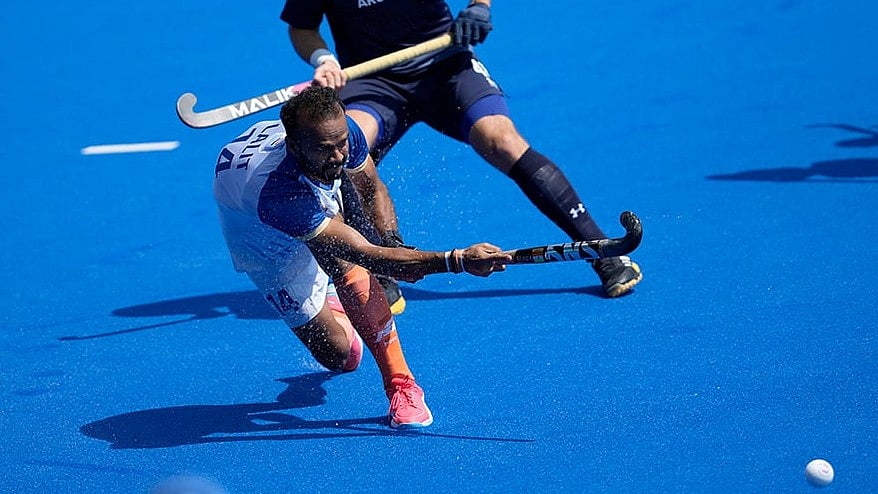 | Photo: AP/Anjum Naveed : Lalit Kumar Upadhyay passes the ball duing the match against Argentina